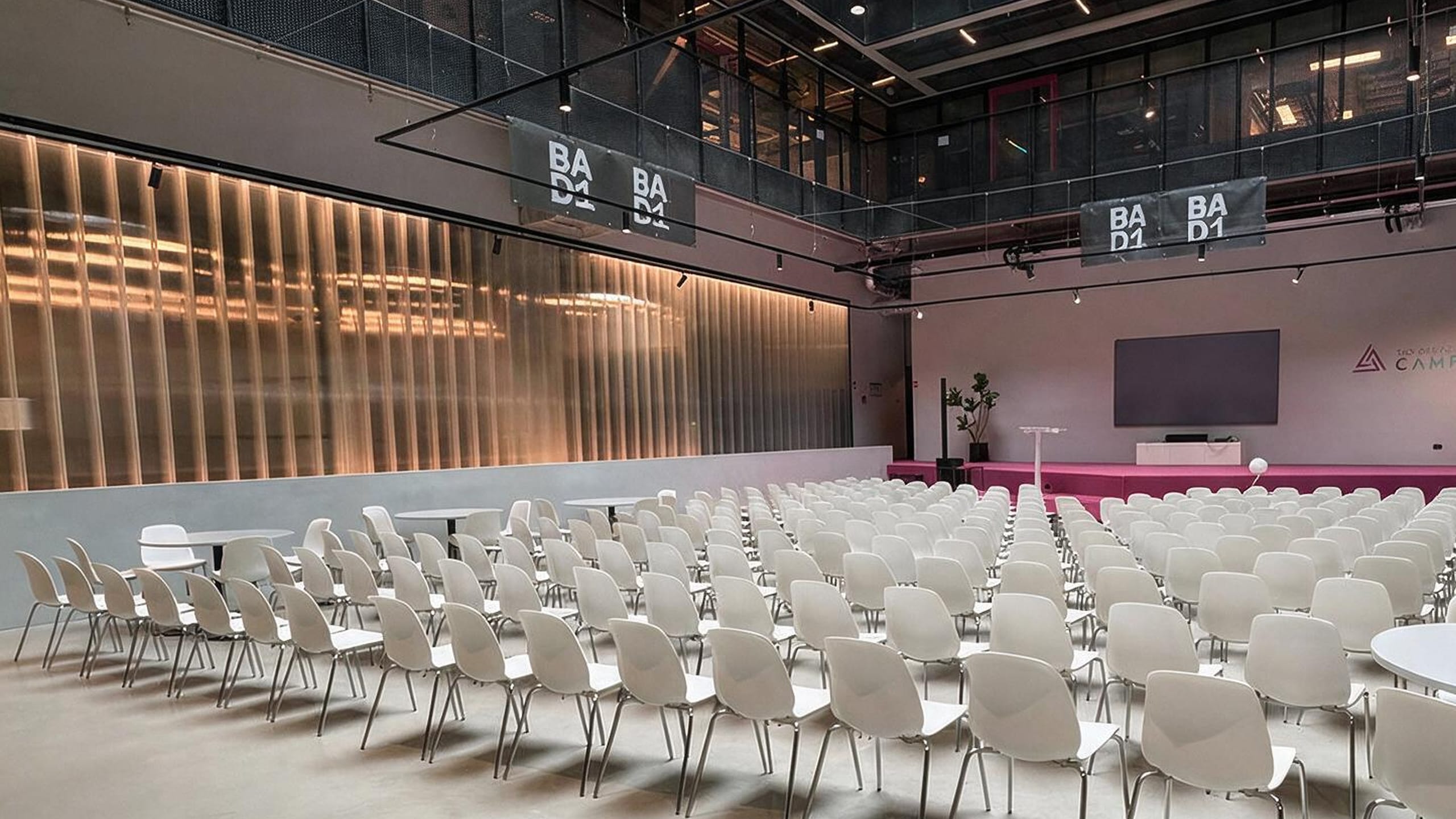 Vortrag auf der Atrium-Bühne, The Delta Berlin