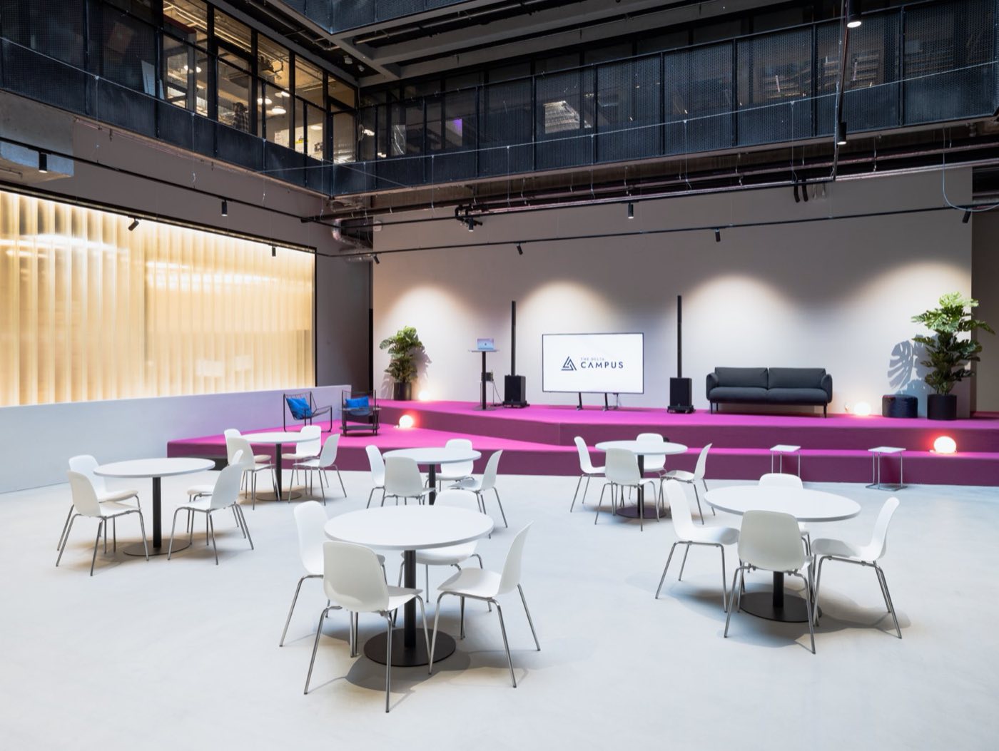 Das Atrium mit Tischen vor der Bühne
