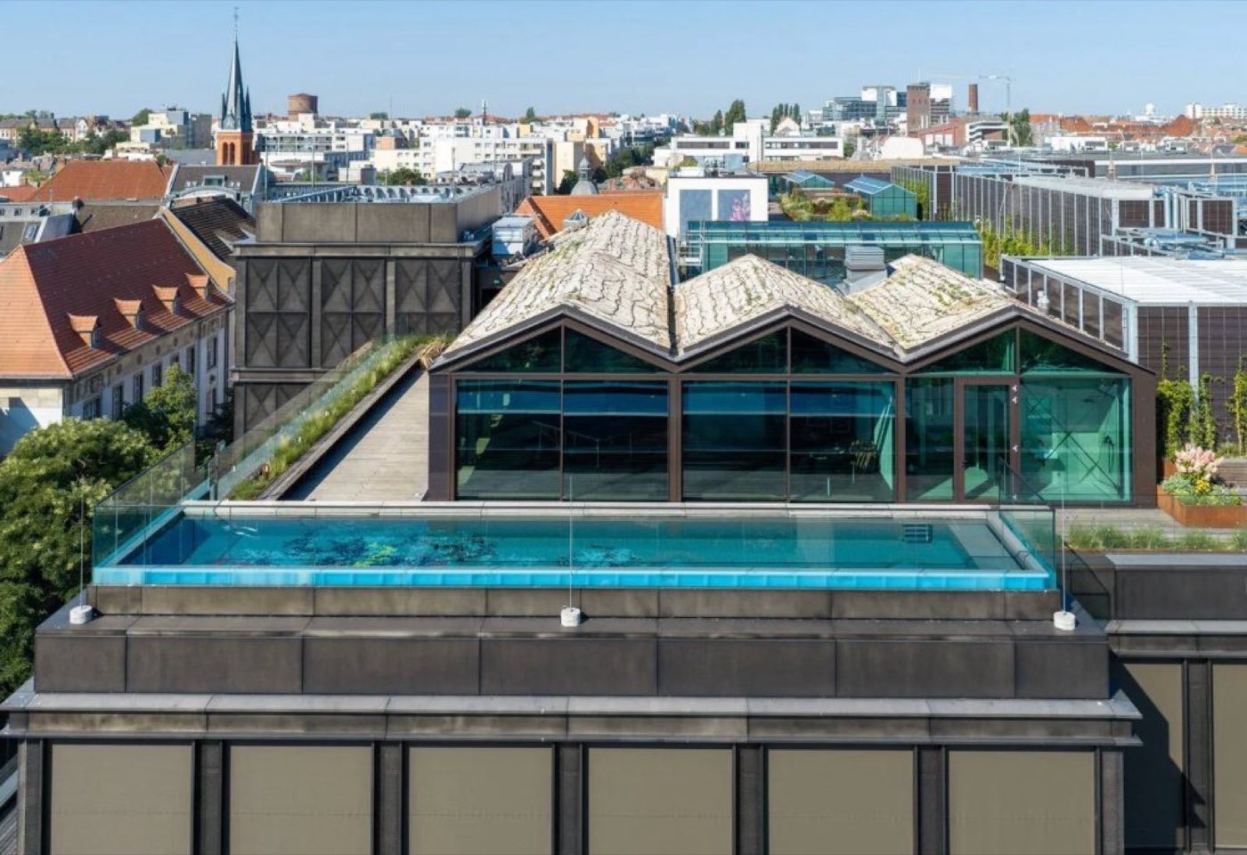 Das Rooftop mit dem verglasten Innenraum neben dem Pool
